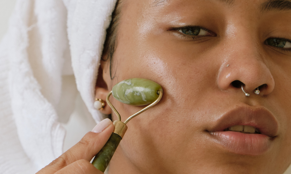 Rutina facial completa con piedra jade natural para una piel radiante